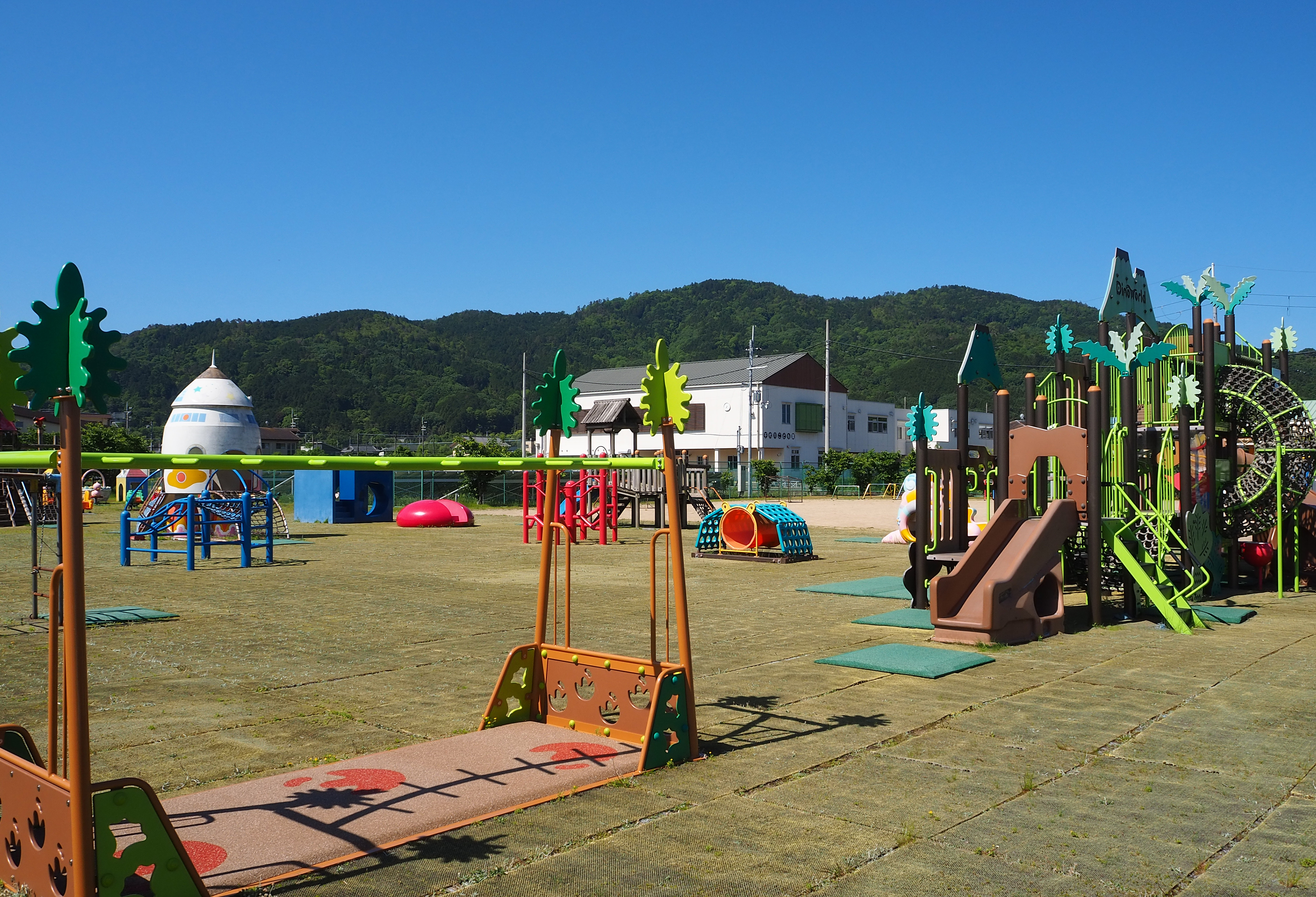 元気に走る子供たち